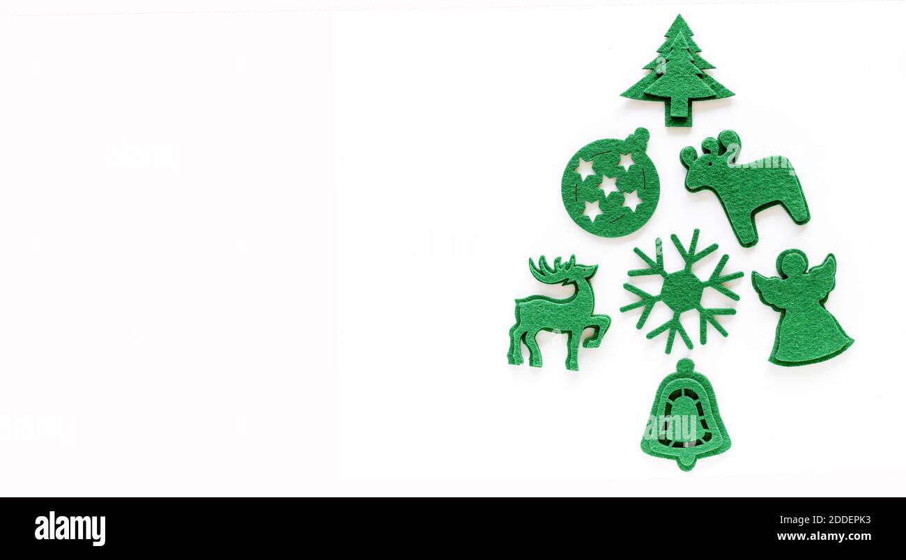 Diseño creativo del árbol de Navidad hecho de decoraciones de fieltro.  Plano, espacio de copia. Vacaciones festivas concepto mínimo Fotografía de  stock - Alamy