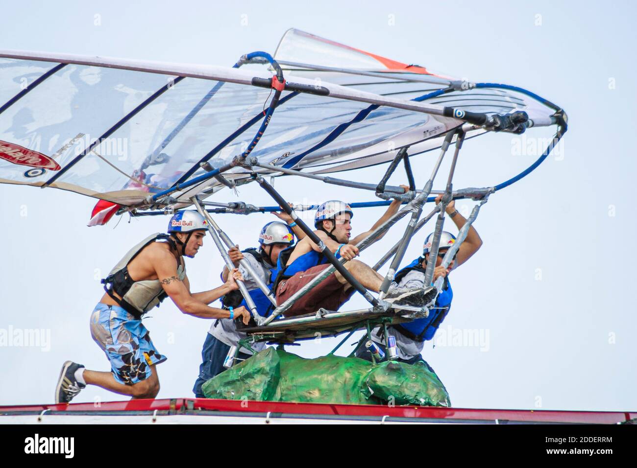 Miami Florida, Bayfront Park Red Bull Flugtag, evento del festival whimsical concurso de lucha voladora despegue, Foto de stock