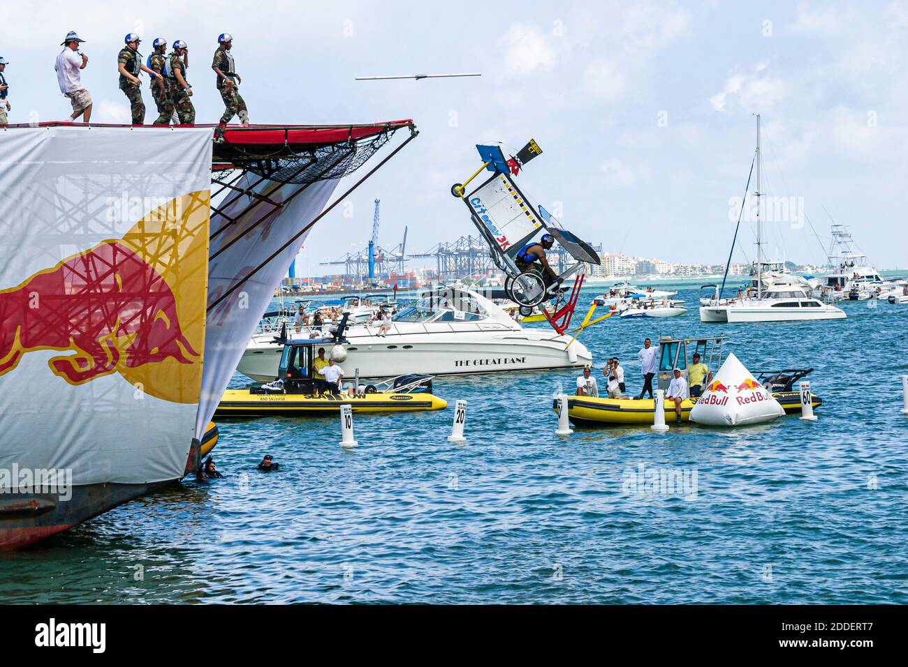 Miami Florida,Bayfront Park Red Bull Flugtag,festival evento whimsical vuelo de lucha competencia Biscayne Bay, Foto de stock