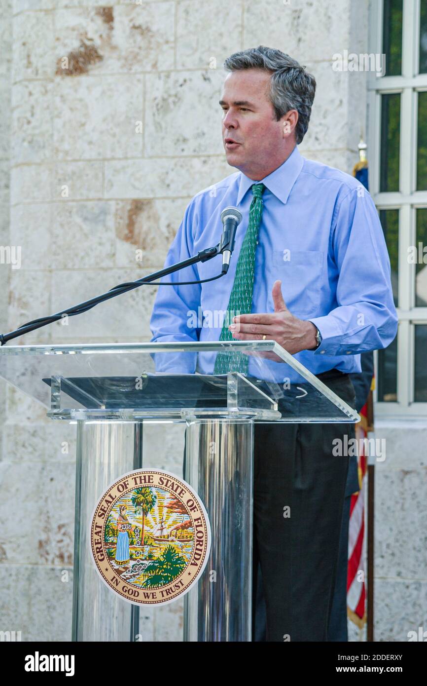 Miami Beach Florida, Collins Park México celebración Cinco de Mayo, Gobernador Jeb Bush habla hablando, Foto de stock