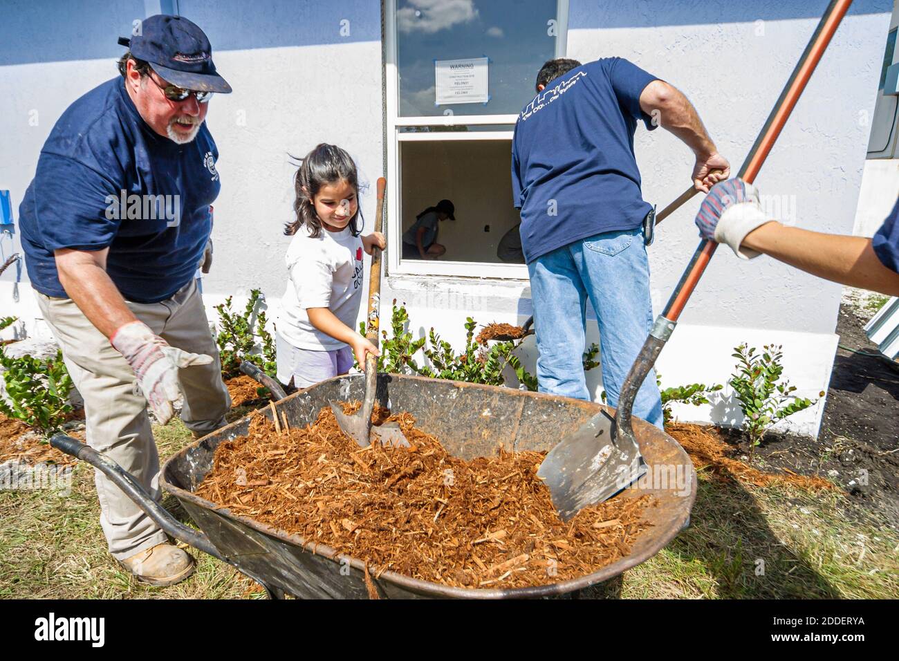 Miami Florida, Overtown Habitat for Humanity, voluntarios construyendo nueva casa de bajos ingresos barrio de la ciudad interior, jardines plantando arbustos árboles Hispani Foto de stock