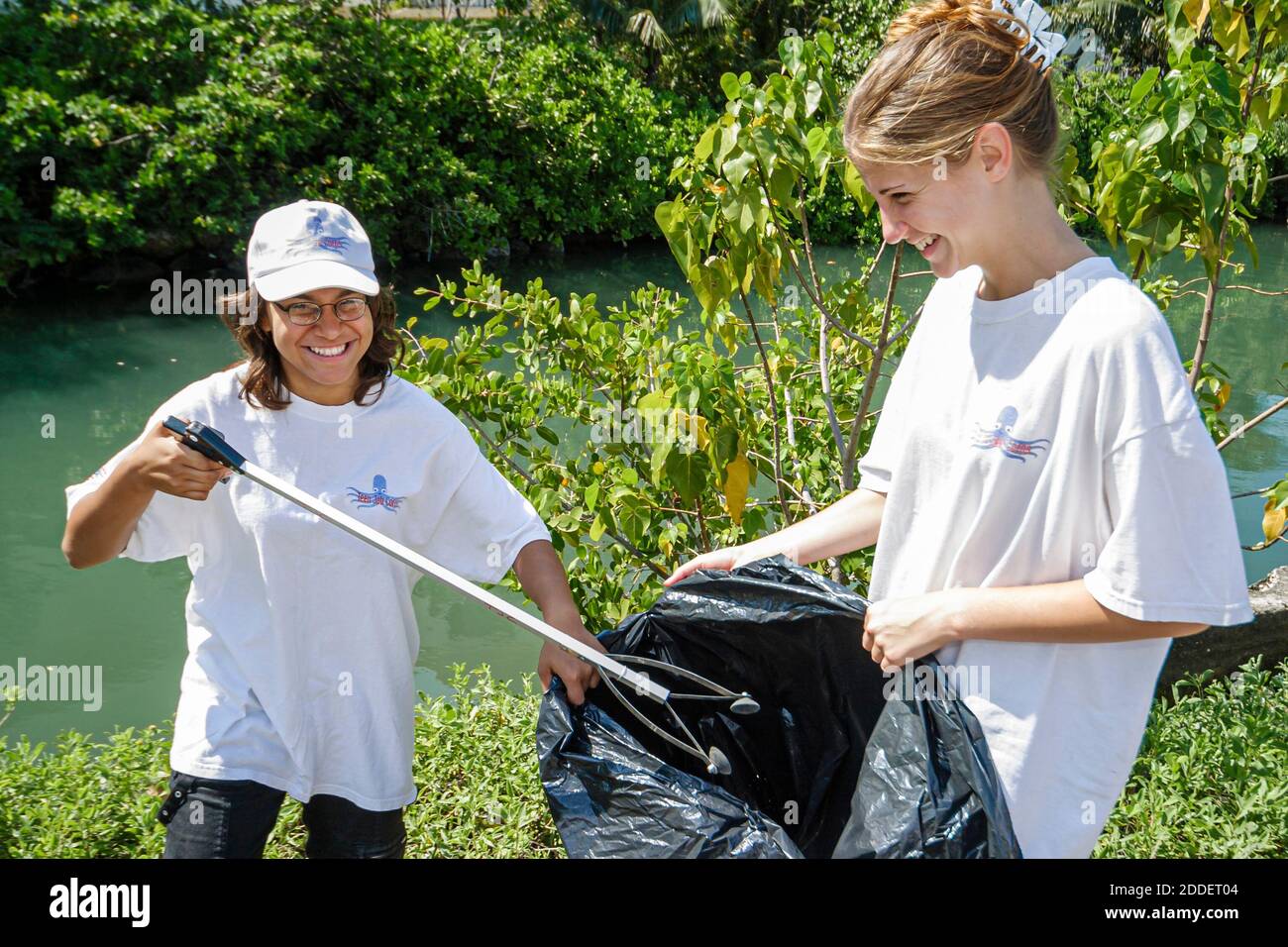 Miami Beach Florida, Dade Canal adolescentes estudiantes, trabajadores  voluntarios del Cuerpo de Trabajo Limpieza hispana recolección de basura,  bolsa de plástico para niñas r Fotografía de stock - Alamy