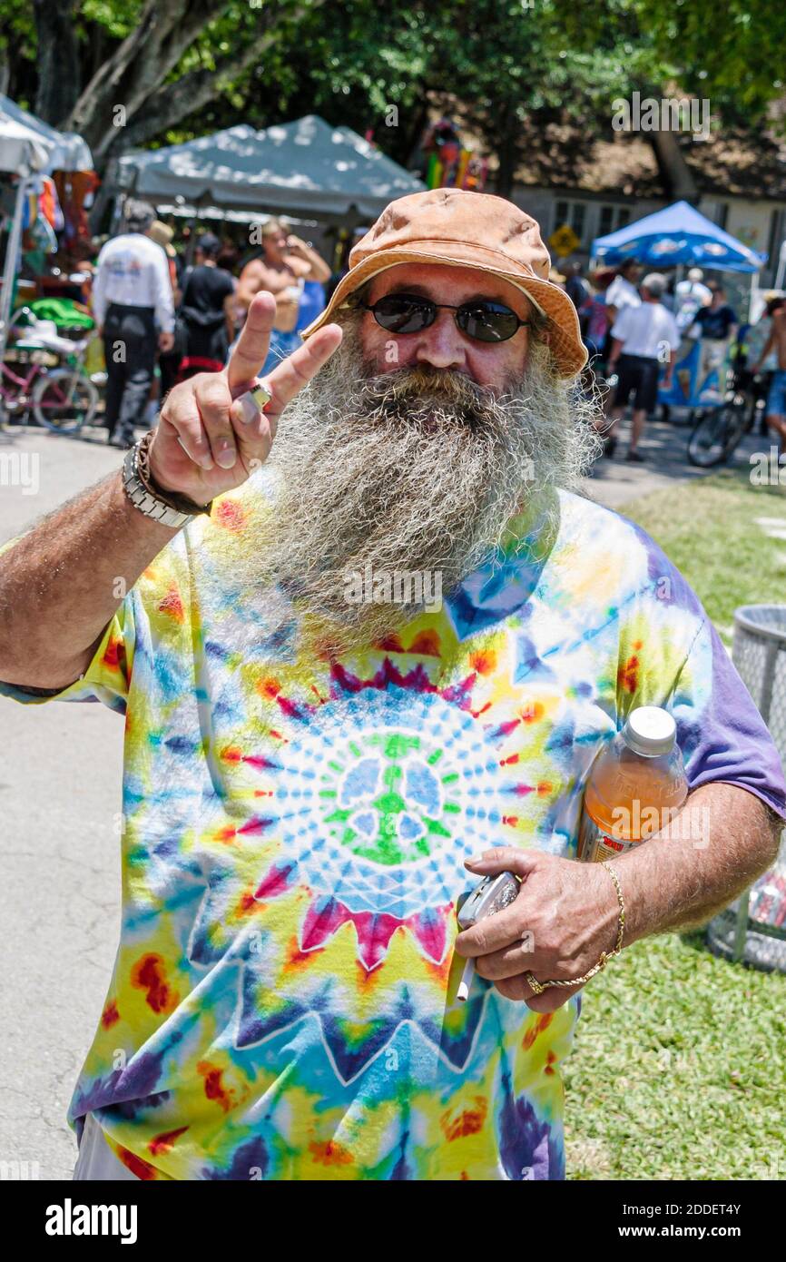 North Miami Beach Florida, Miami Dade Parks, Graynolds Park Love en evento  Celebrar la cultura 1960s, concurso de ropa hippie show de moda,  concursantes smili Fotografía de stock - Alamy