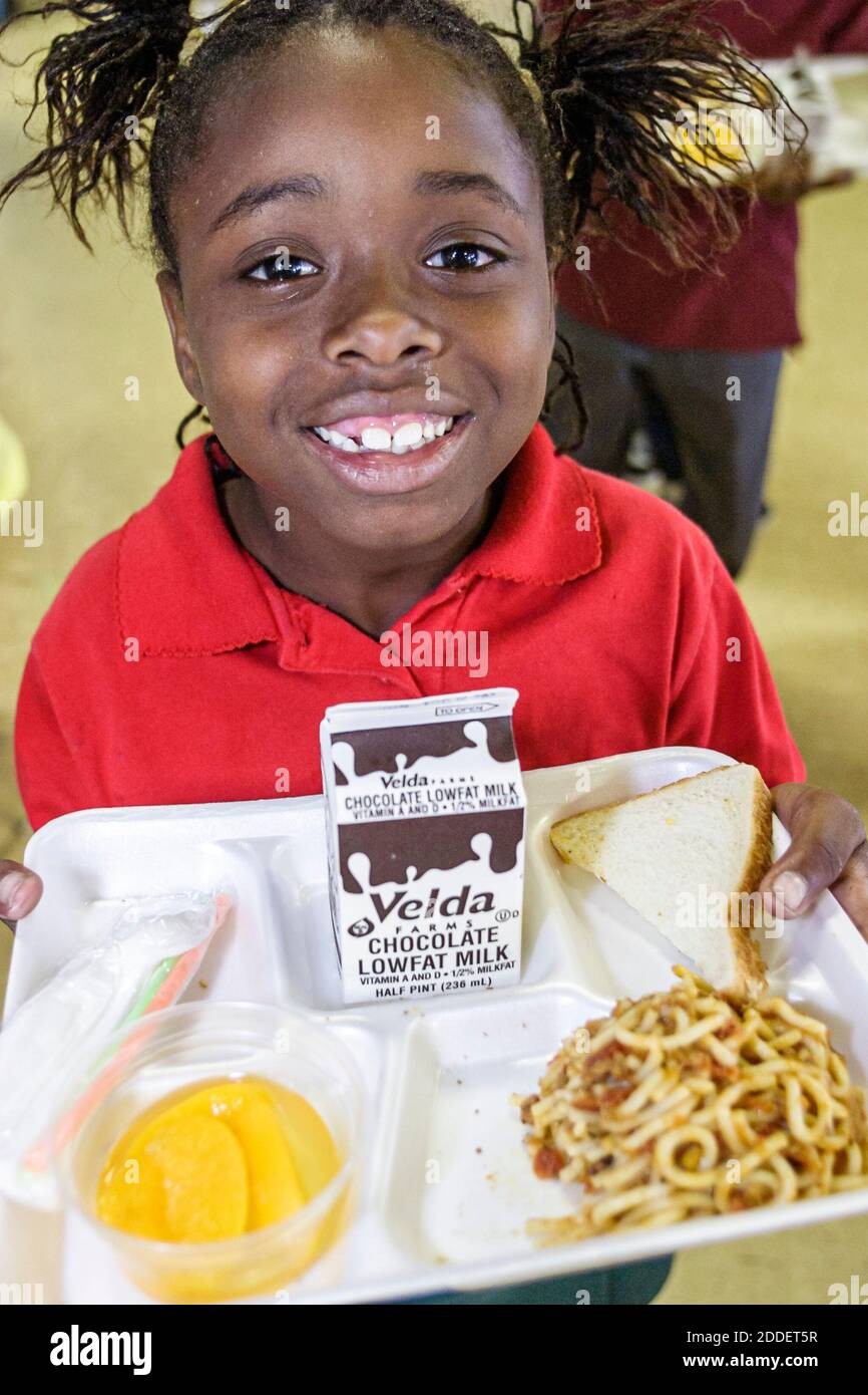 Miami Florida,Little Haiti Edison Park Elementary School,estudiantes niña negra cafetería bandeja de almuerzo, Foto de stock