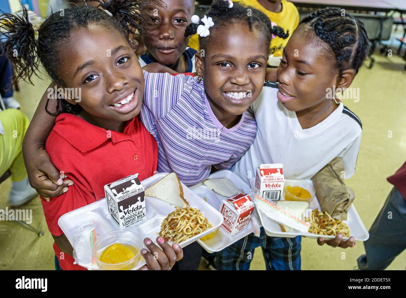 Miami Florida, Little Haiti Edison Park Elementary School, estudiantes niñas negras amigos cafetería bandeja de almuerzo, Foto de stock