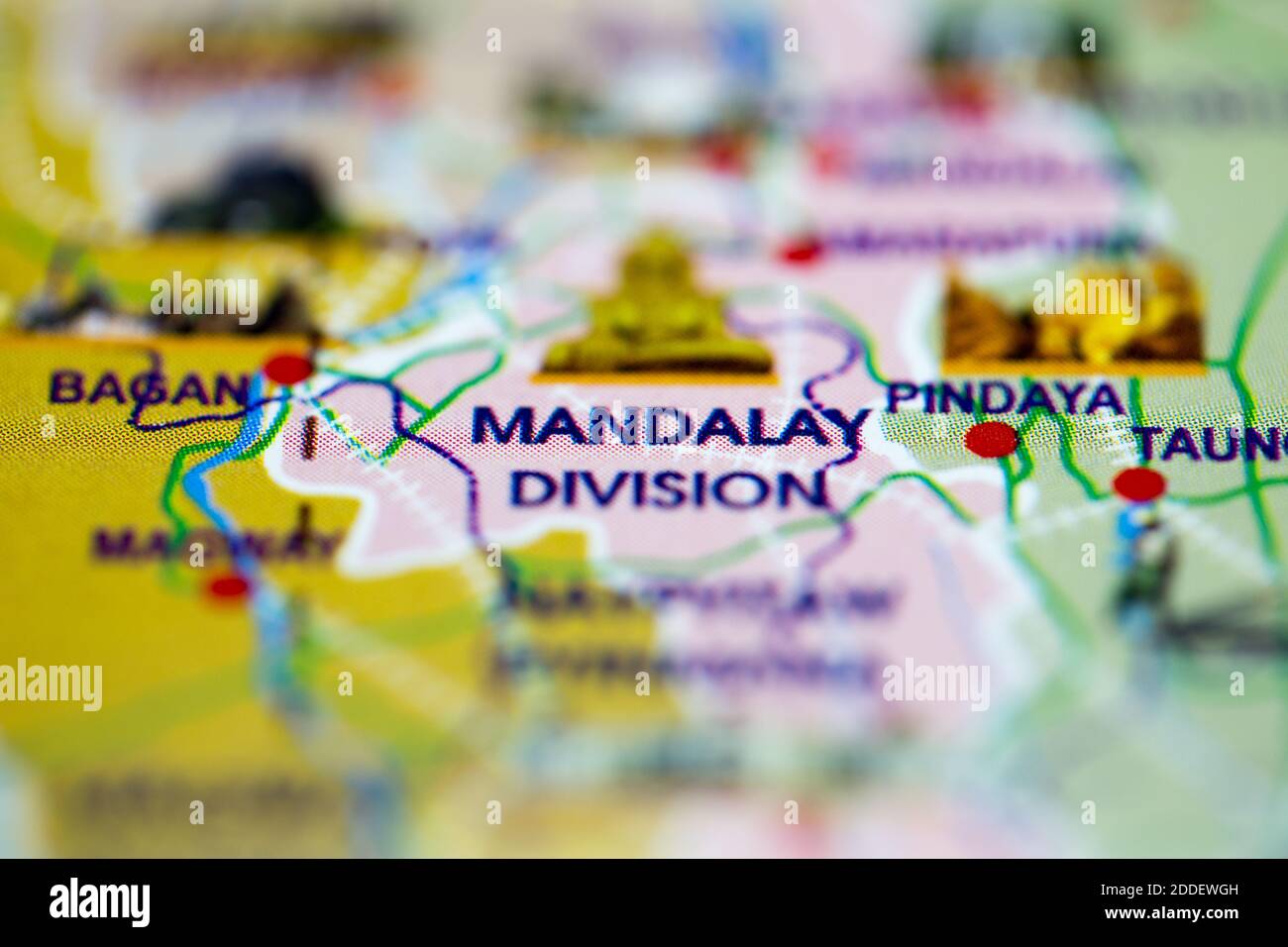 Profundidad de campo reducida se centra en la ubicación del mapa geográfico de Mandalay División Myanmar Asia continente en atlas Foto de stock