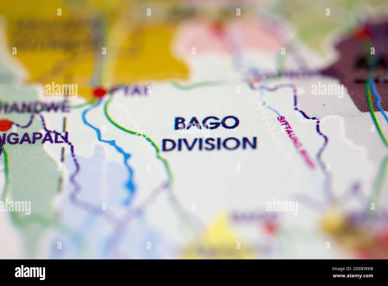 Profundidad de campo reducida se centra en la ubicación del mapa geográfico de División Bago Myanmar Asia continente en atlas Foto de stock