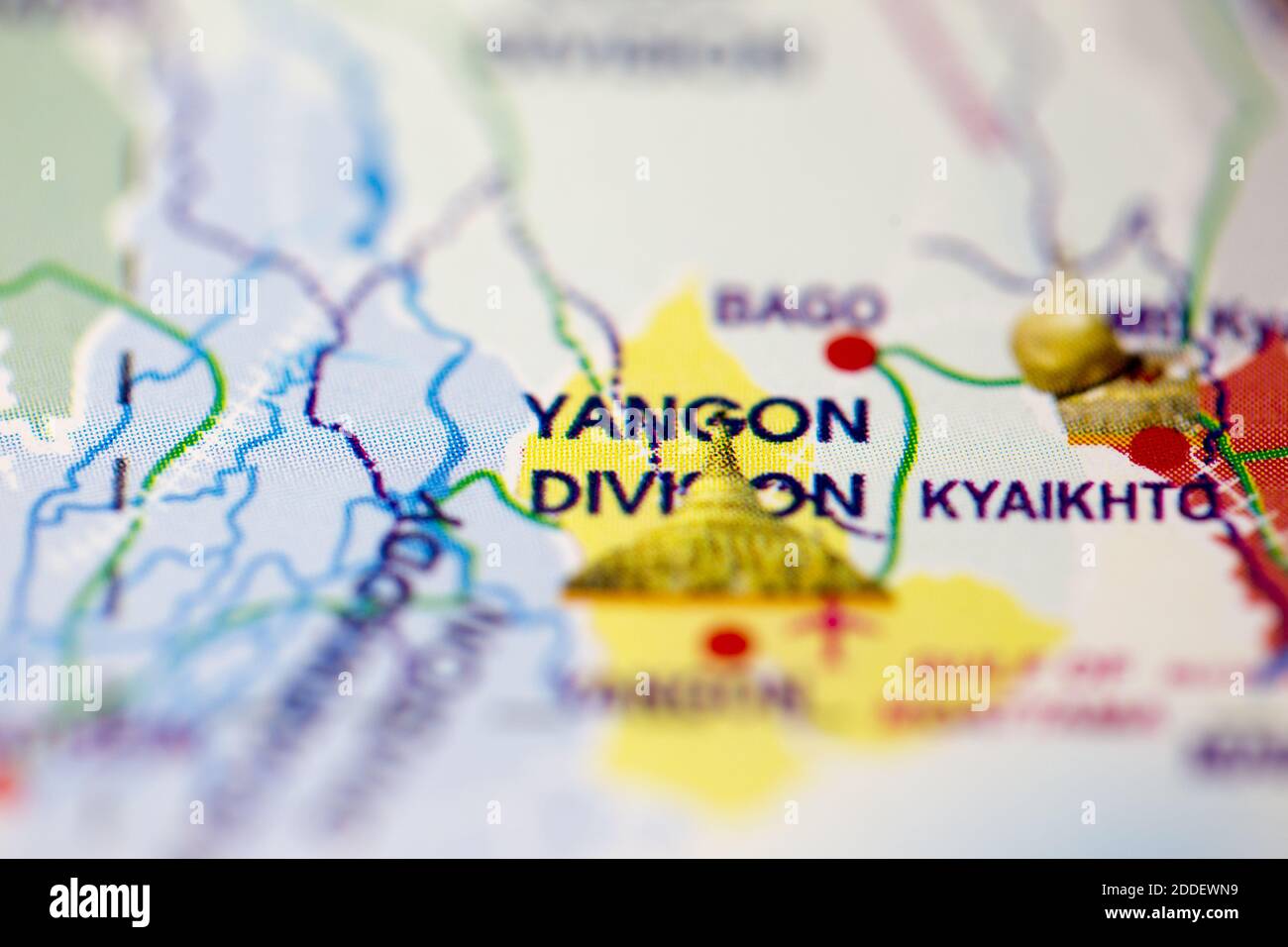Profundidad de campo reducida se centra en la ubicación del mapa geográfico de Yangon División Myanmar Asia continente en atlas Foto de stock