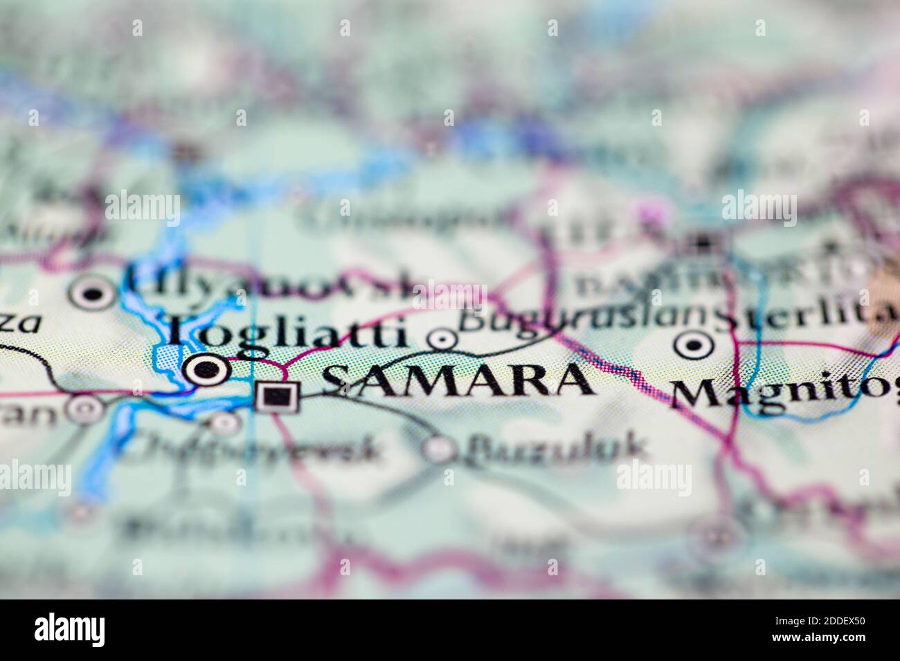 Profundidad de campo reducida se centra en la ubicación del mapa geográfico de Samsara Rusia Europa continente en atlas Foto de stock