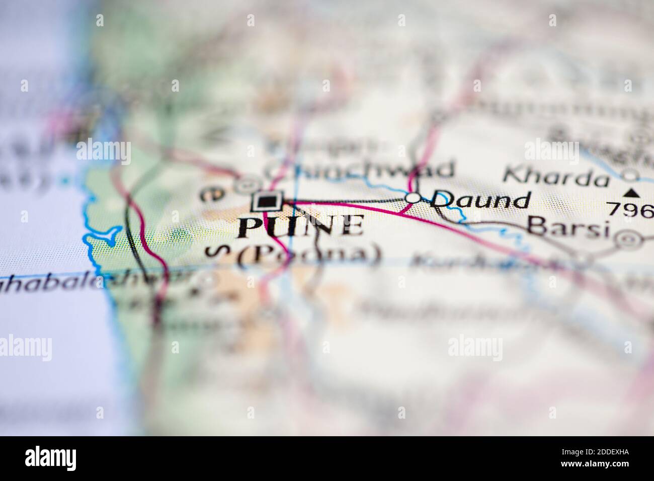 Profundidad de campo reducida se centra en la ubicación del mapa geográfico de Pune Poona India Asia continente en atlas Foto de stock