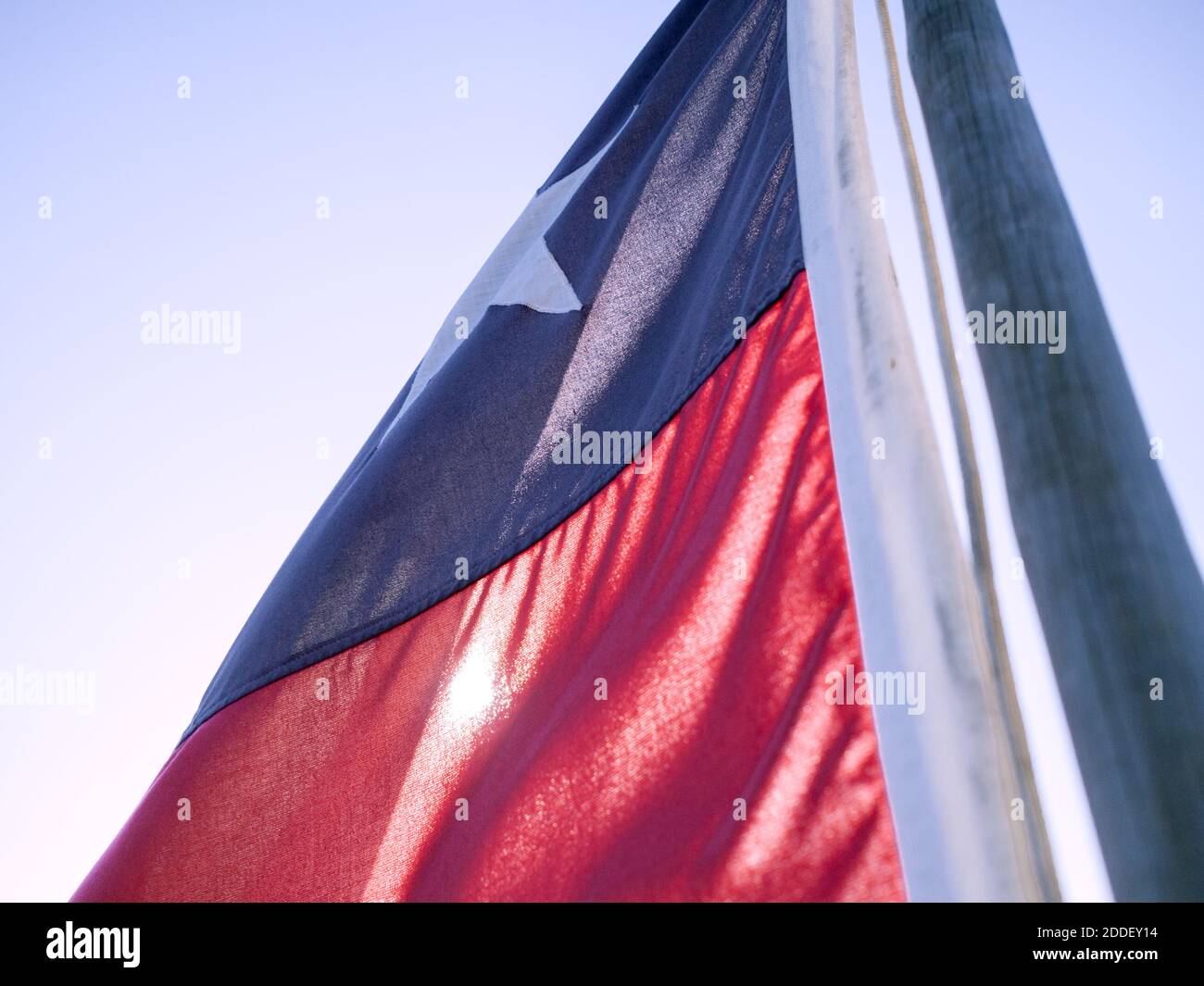 Bandera chilena volada desde un barco en el puerto de Valparaíso Chile