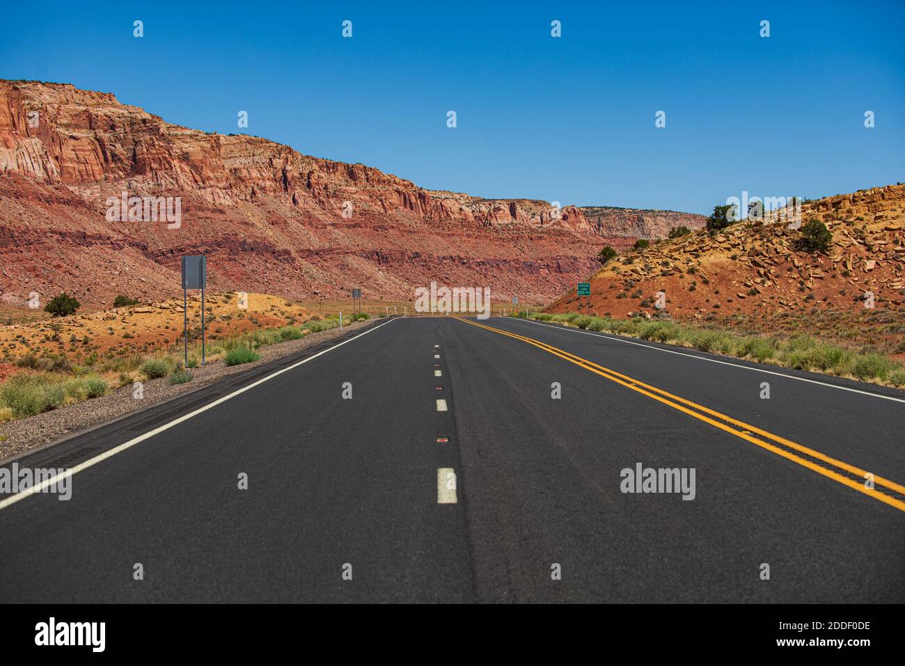 Camino de asfalto vacío. Camino en las montañas, concepto de viaje y viaje en carretera americana. Carretera asfaltada vacía. Foto de stock