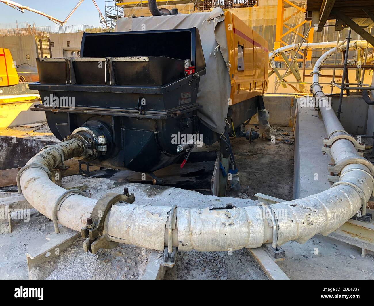 Bomba de hormigón con pipeline.Equipo de bombeo, distribución y