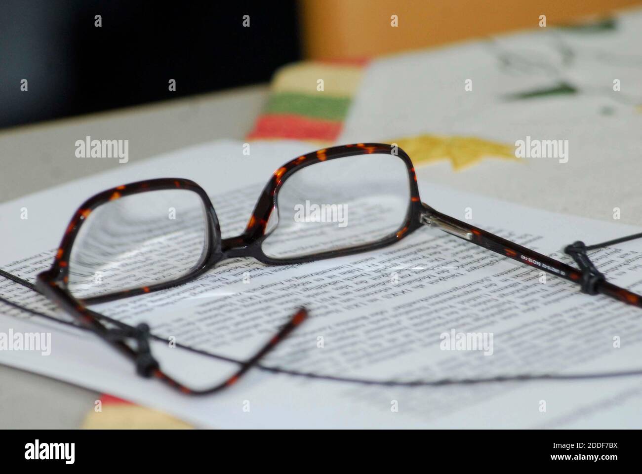 Gafas de lectura para personas miopes ponedoras en papel
