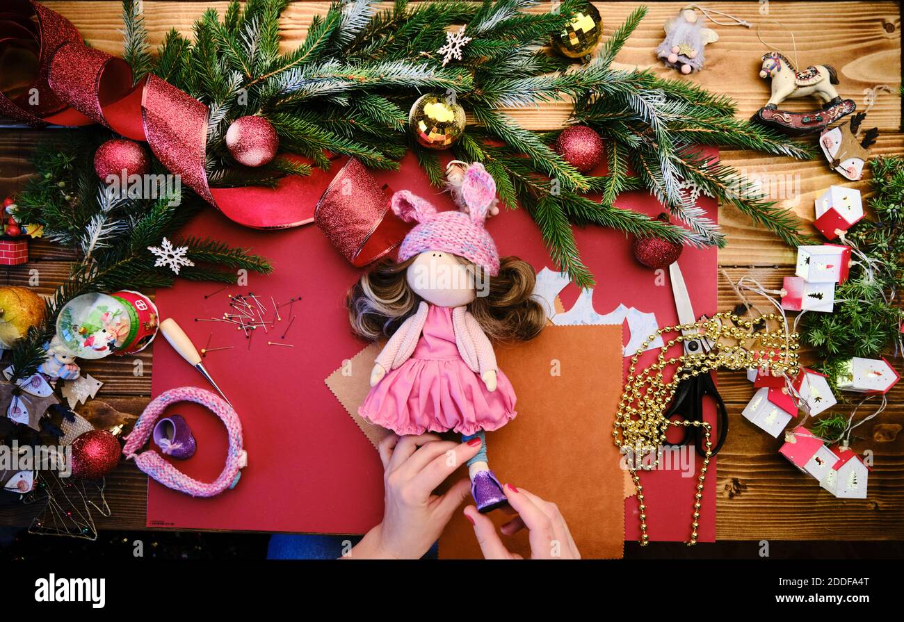 Hacer muñeca de regalo de Navidad para los niños. Vista de primer plano de  una muñeca artesanal con accesorios de enfoque selectivo Fotografía de  stock - Alamy