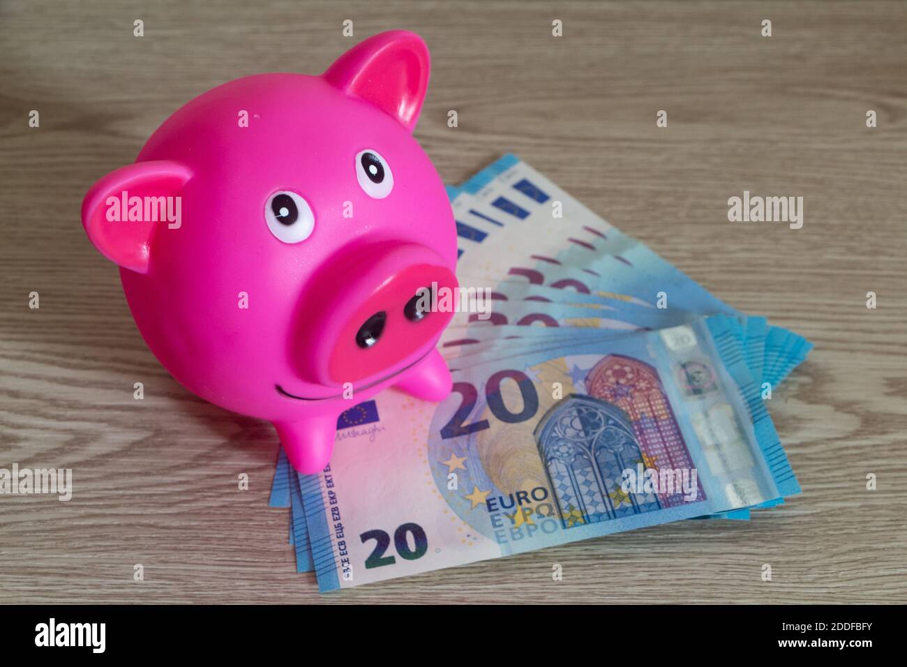 Banco piggy y billetes de veinte euros Foto de stock
