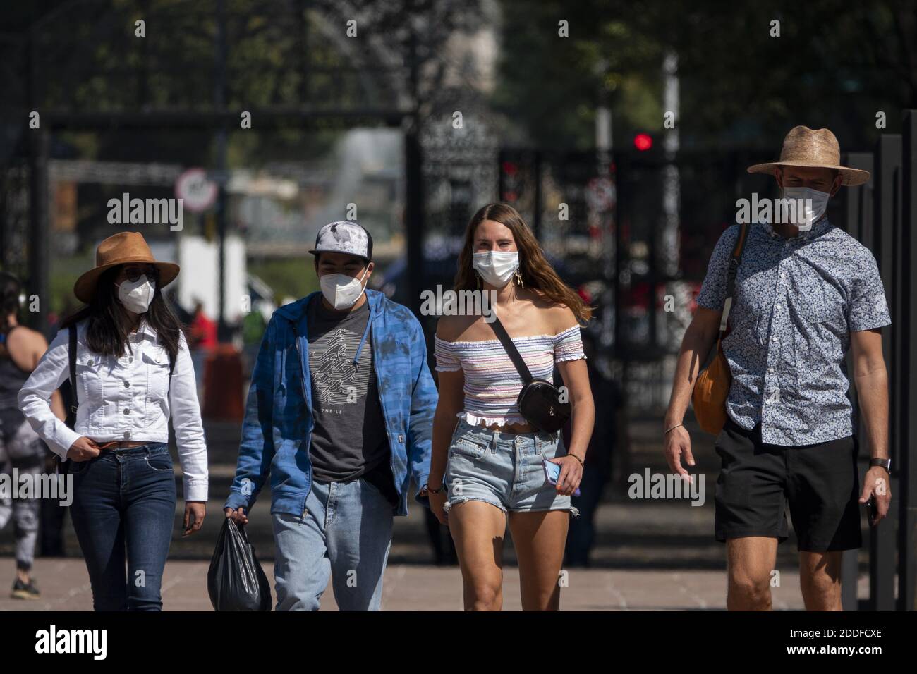 Ciudad de México, México. 24 de noviembre de 2020. Las personas que usan máscaras caminan en el Parque Chapultepec en la Ciudad de México, México, 24 de noviembre de 2020. El Ministerio de Salud de México informó el martes de 10,794 nuevos casos de coronavirus, con lo que el número oficial de casos llegó a 1,060,152. Crédito: Luis Licona/Xinhua/Alamy Live News Foto de stock