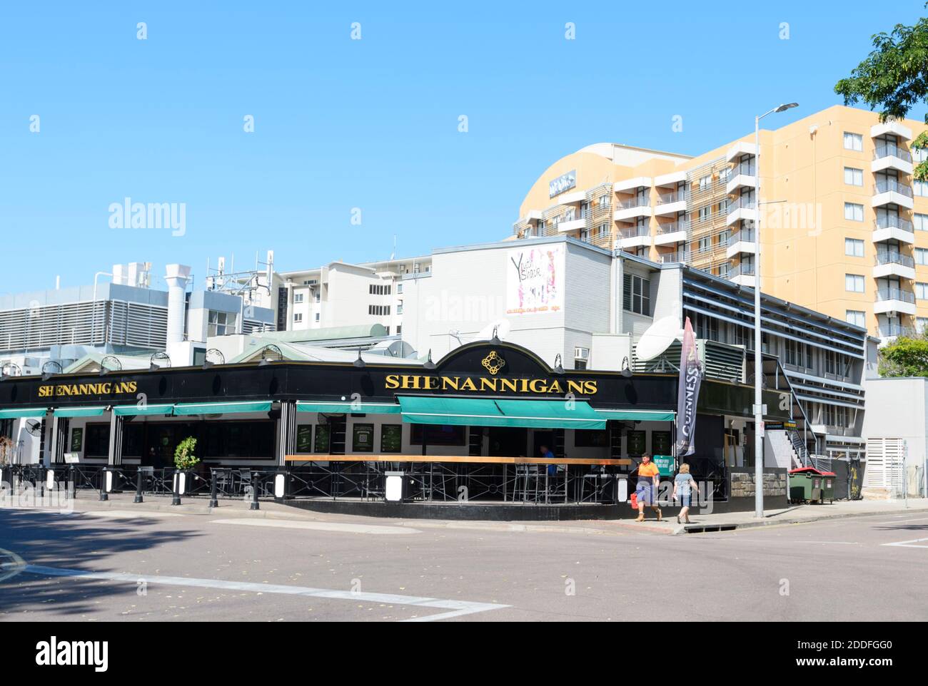 Shenannigans es un famoso pub irlandés y restaurante en Mitchell Street, Darwin, Territorio del Norte, NT, Australia Foto de stock