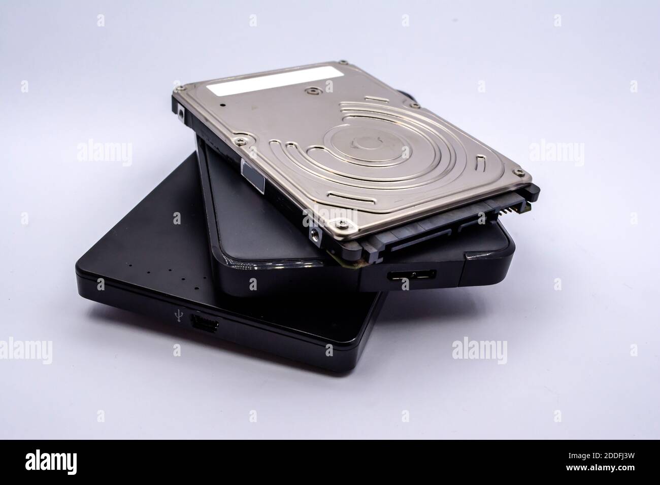 HDD (disco duro): Pila de unidades de disco duro externas e internas para portátiles aisladas sobre fondo blanco. Pila de unidades de disco duro para portátiles. Foto de stock