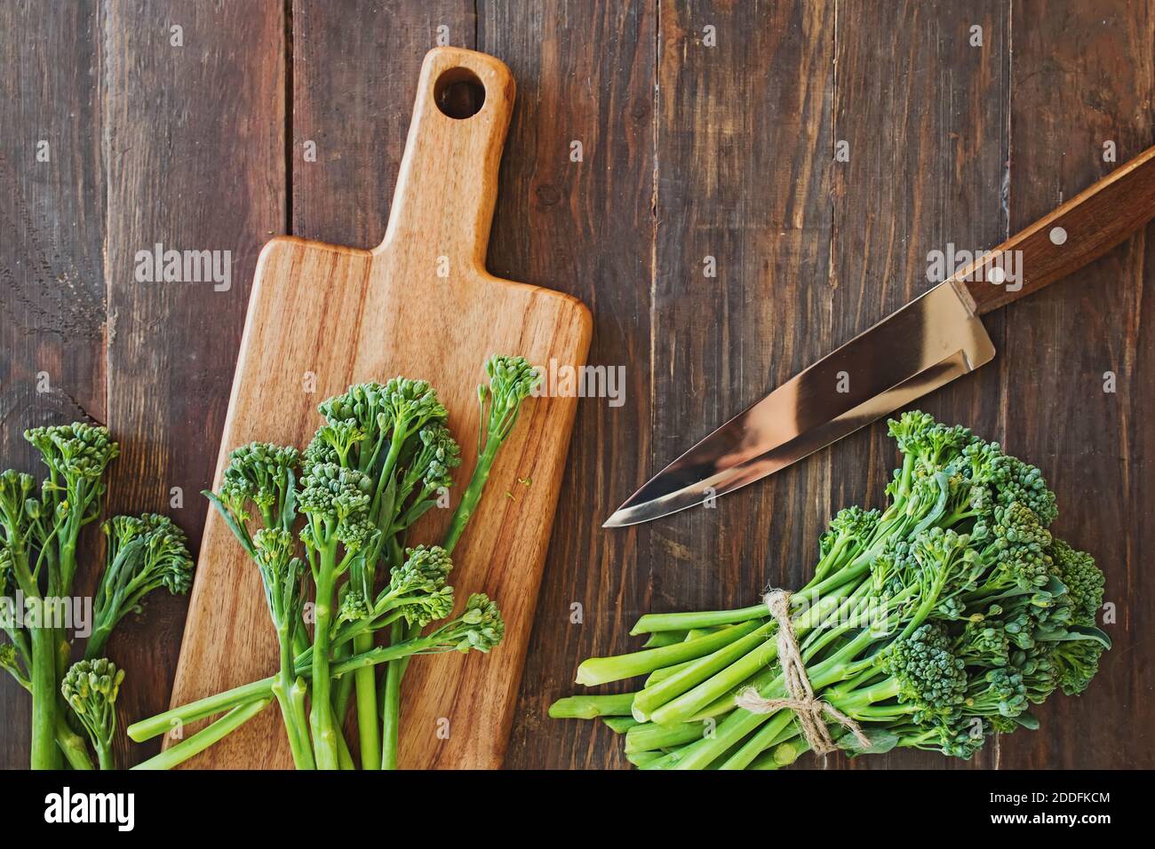 Verduras Broccolini sobre mesa de madera Foto de stock