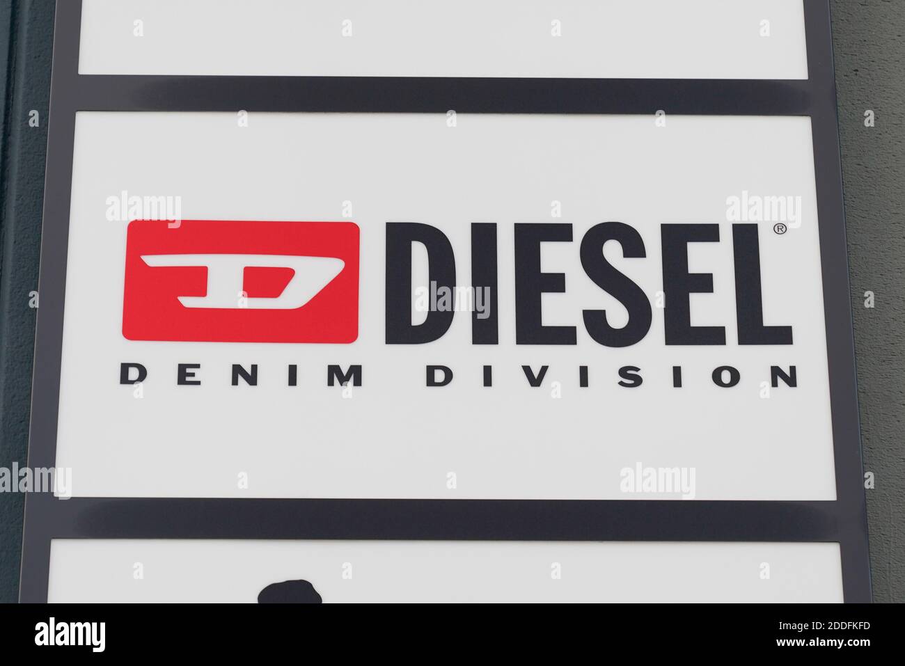Burdeos , Aquitania / Francia - 11 08 2020 : Diesel signo logo y texto  frente de la tienda Marca italiana diseño moda tienda de ropa empresa  Fotografía de stock - Alamy