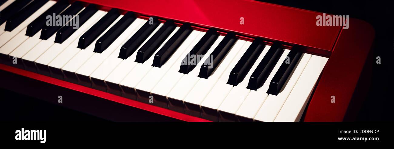 Primer plano con sintetizador electrónico (teclado de piano) con fondo  oscuro. Hermoso teclado musical rojo con teclas blancas y con balck  Fotografía de stock - Alamy