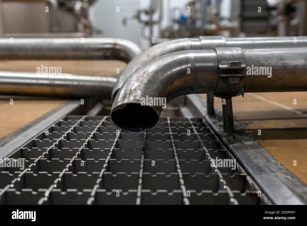 Tubo de drenaje y agua de drenaje del acero inoxidable utilizado en la  industria alimentaria. Drenaje del suelo en el primer plano de la planta de  fabricación Fotografía de stock - Alamy