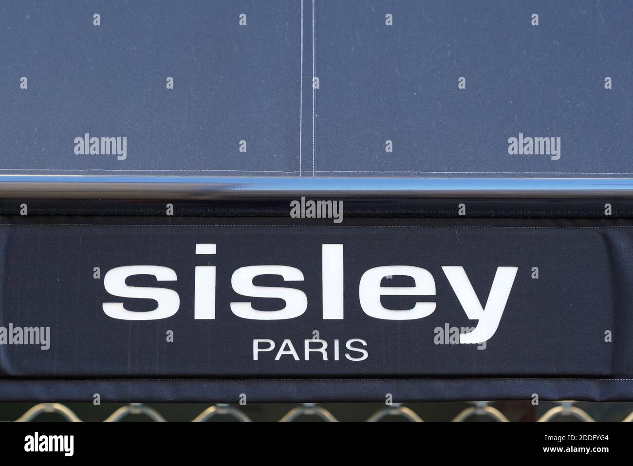 Burdeos , Aquitania / Francia - 11 08 2020 : Sisley parís texto y signo  logo tienda belleza lujo moda Marca en Benetton Grupo Fotografía de stock -  Alamy