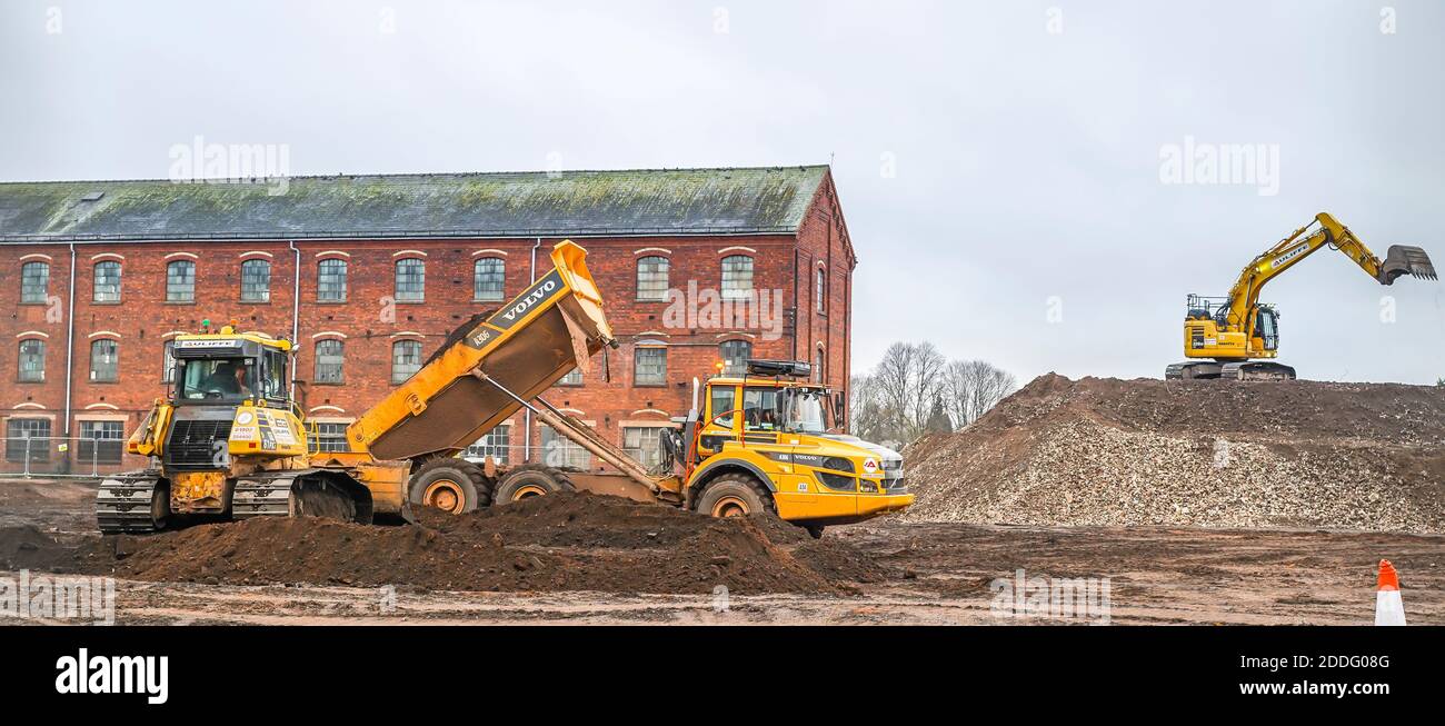 Equipo de construcción pesado que se utiliza en un proyecto de rejuvenecimiento en un terreno de campo de la ceja del Reino Unido. Foto de stock