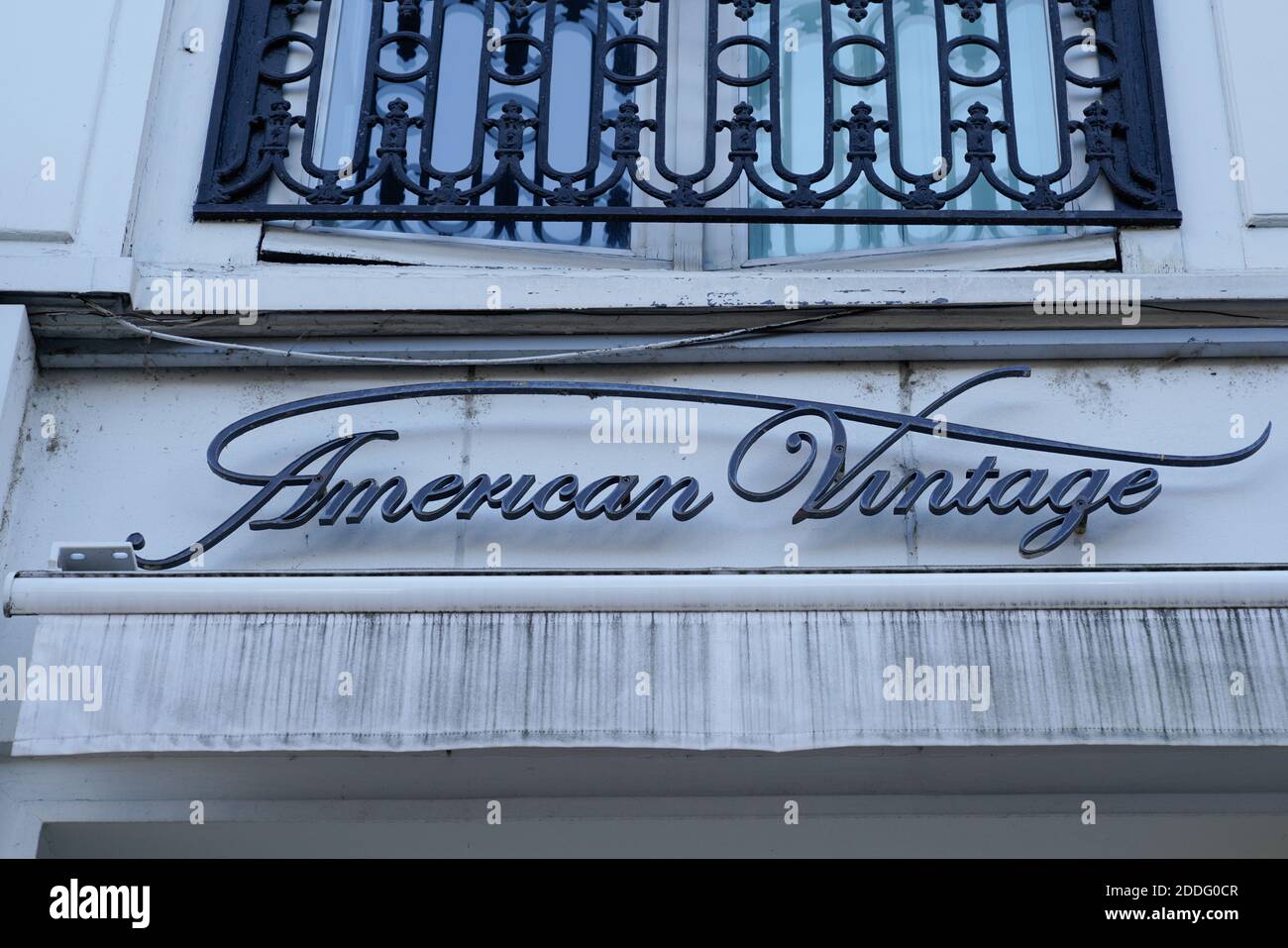 Burdeos , Aquitania / Francia - 11 08 2020 : American Vintage logo y texto  signo de entrada tienda de moda inspirado en las tendencias americanas  tienda de moda Fotografía de stock - Alamy