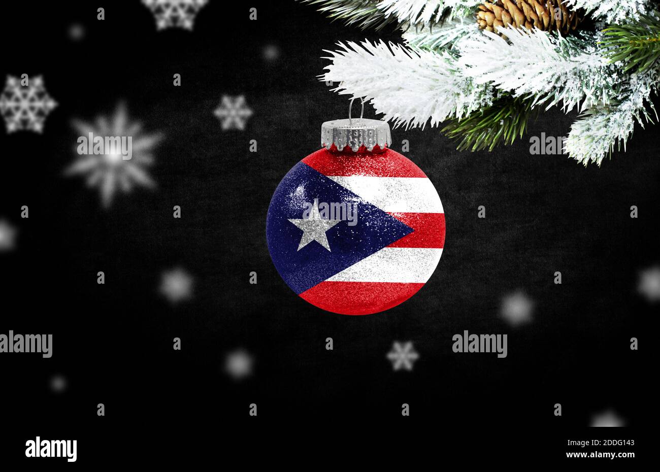 Feliz año Nuevo 2021, bandera de Puerto Rico en un juguete de Navidad,  decoraciones aisladas sobre fondo oscuro. Creativo concepto de Navidad  Fotografía de stock - Alamy