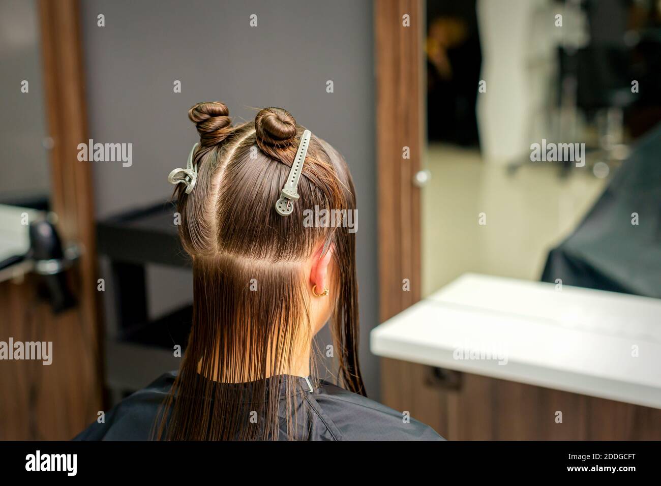 Divide el pelo de la mujer en secciones con clips en la peluquería  Fotografía de stock - Alamy