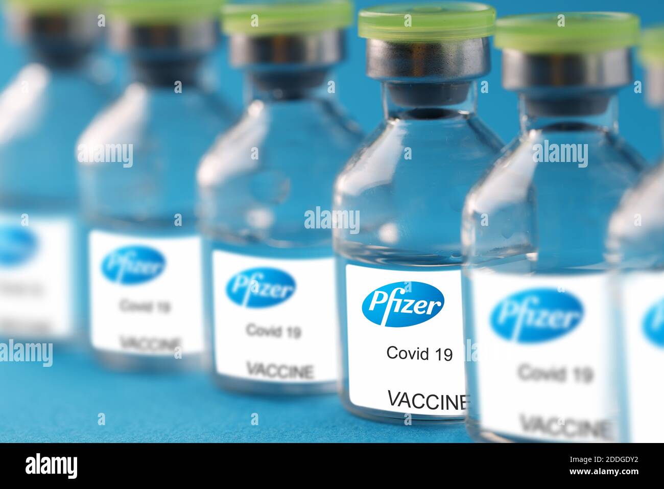 Vial de vidrio con la vacuna contra coronavirus covid 19 de pfizer closeup Foto de stock