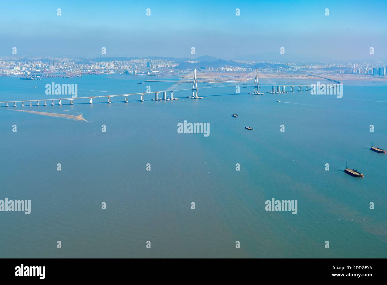 Vista aérea del puente Incheon desde una ventana de avión, que conecta el continente y la isla del aeropuerto. Foto de stock