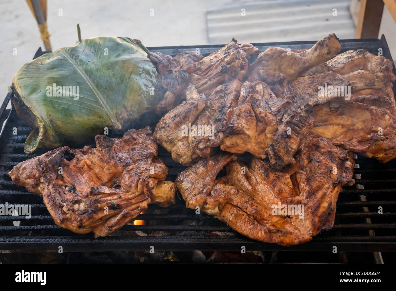 Comida típica peruana de Pollo a la parrilla y Yuca junto con pescado al  vapor en hoja de bijao Fotografía de stock - Alamy