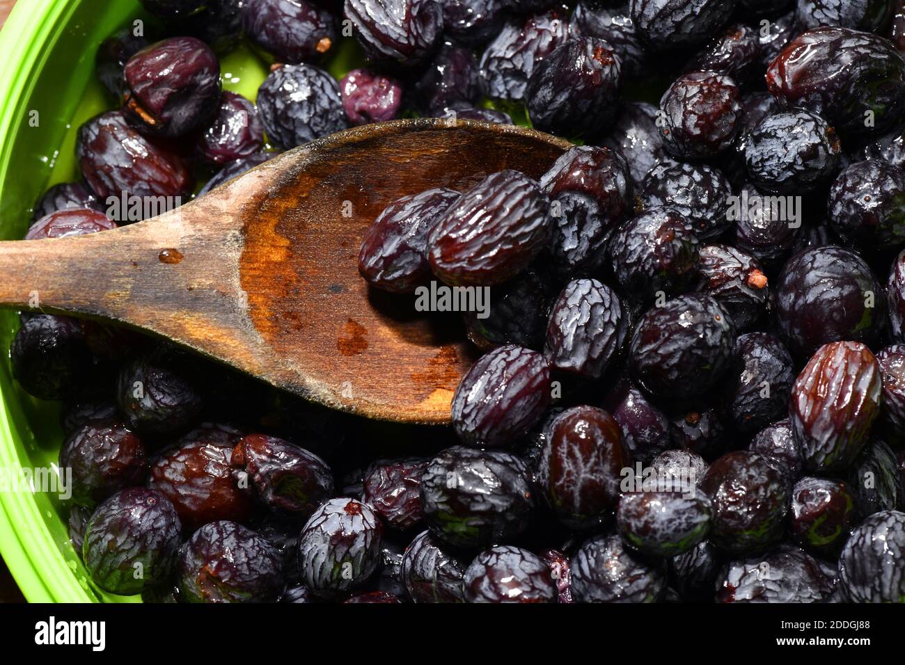 Raisin Negro empapado conocido por su sabor azucarado y sabor jugoso, las pasas Negras, Kishmish (uva seca) se hacen secando las uvas sin semilla de Corinto. Foto de stock