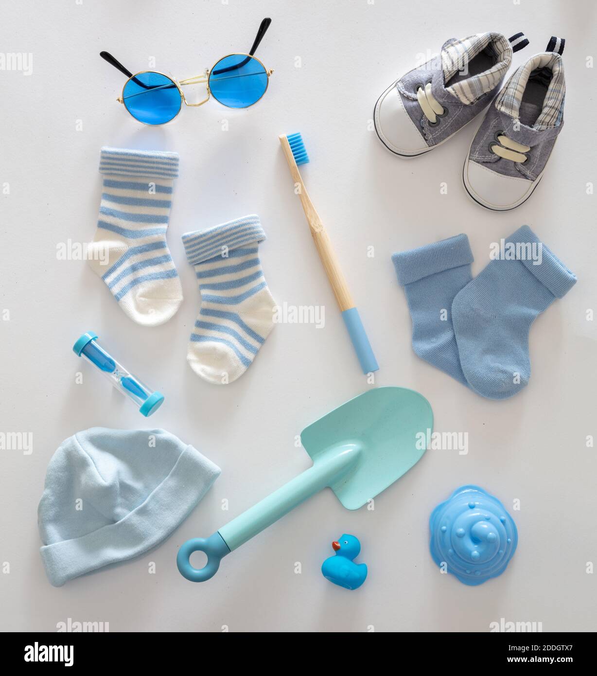 Bebé niño ducha plana concepto de lay. Ropa de color azul pastel recién nacido y accesorios sobre fondo blanco, vista superior. Foto de stock