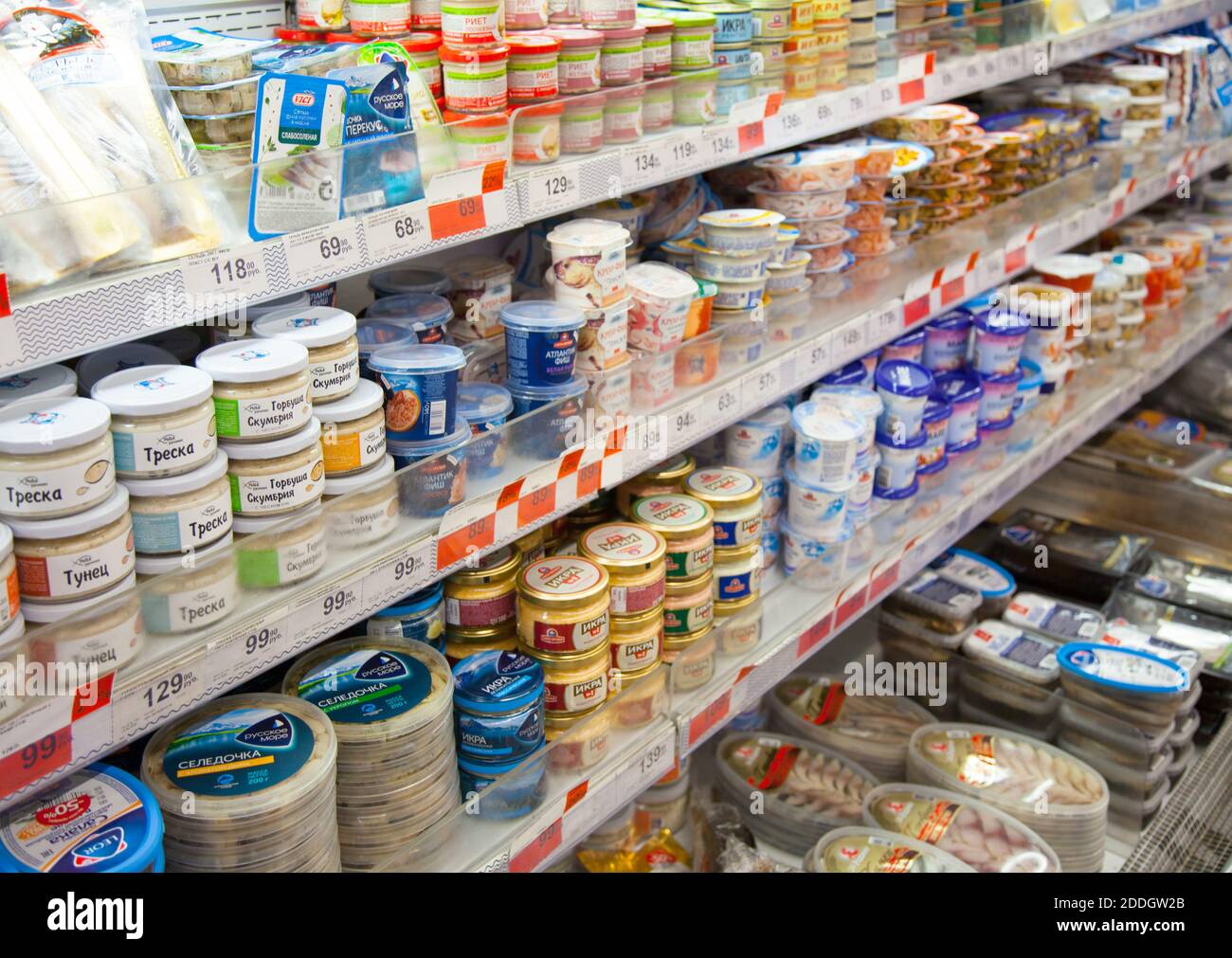 Kaliningrado, Rusia - 18 de noviembre de 2020: Mariscos en las estanterías del supermercado. Foto de stock