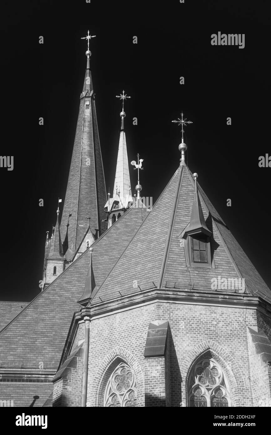 Espines con cruces contra el cielo. El techo de la iglesia católica. Blanco y negro. Foto de stock