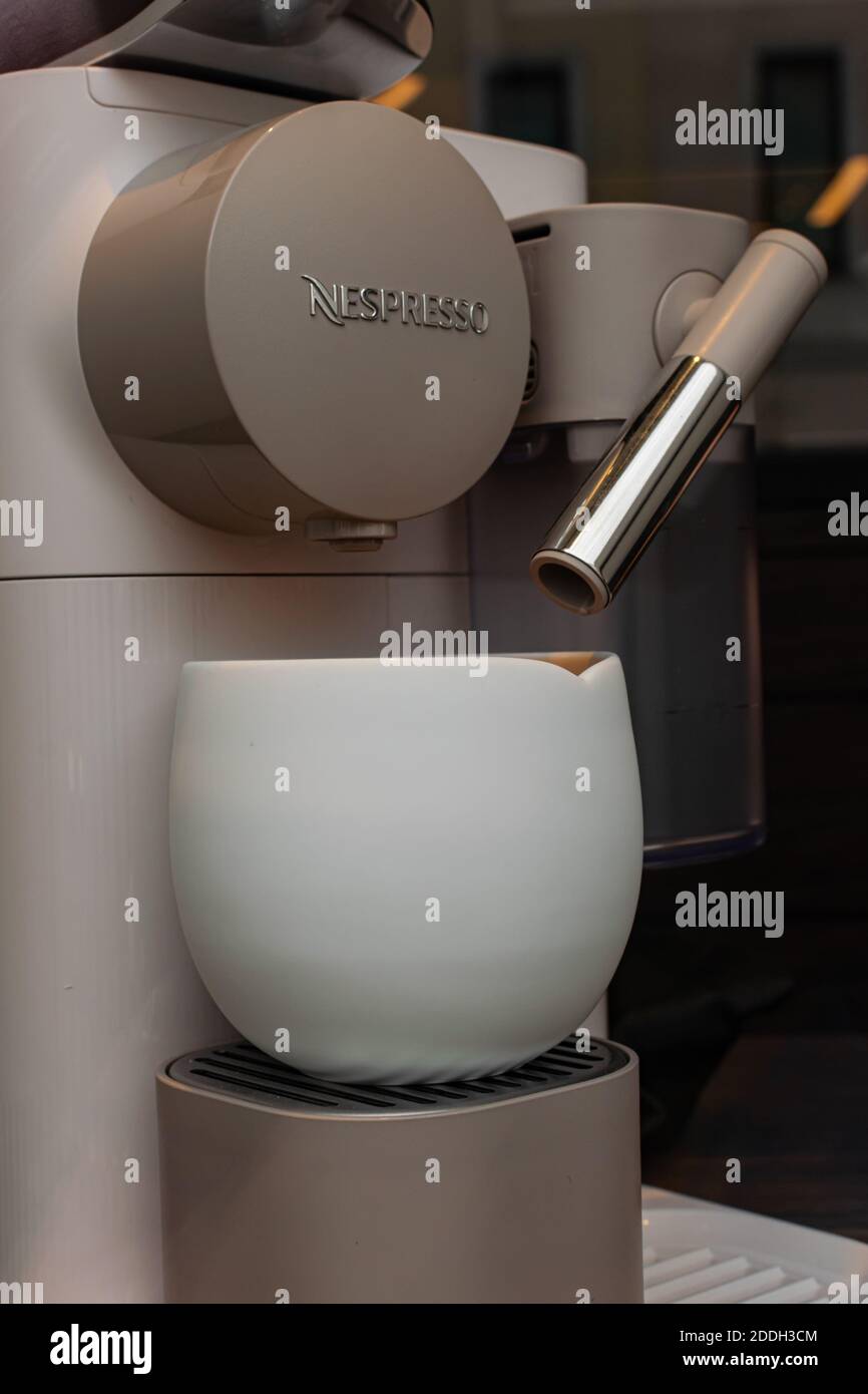 Nespresso machine fotografías e imágenes de alta resolución - Alamy