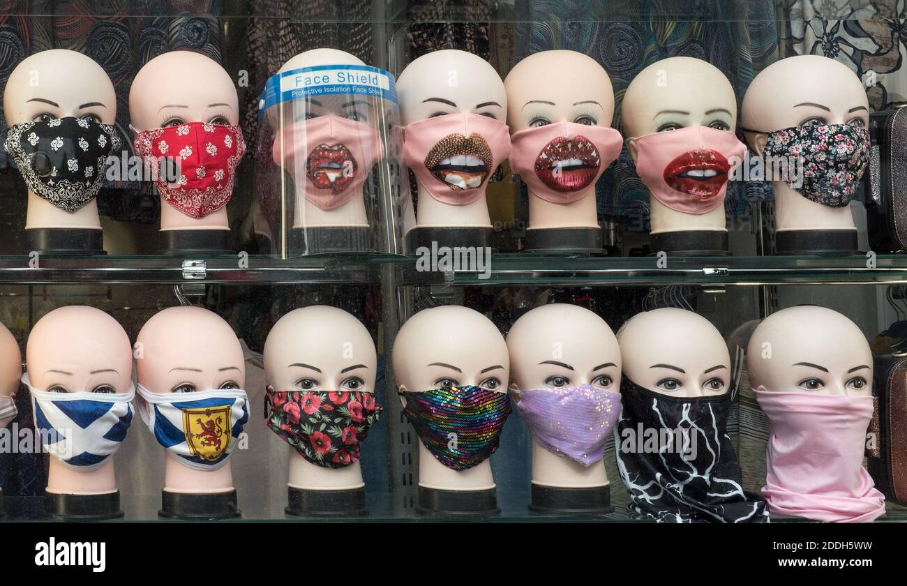 Máscaras en venta durante la pandemia de Covid 19 Foto de stock