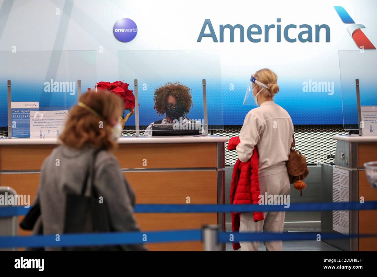El agente de American Airlines ayuda a un cliente a facturar para su vuelo  en el Aeropuerto Internacional o'Hare antes de las vacaciones de Acción de  Gracias durante la pandemia de la