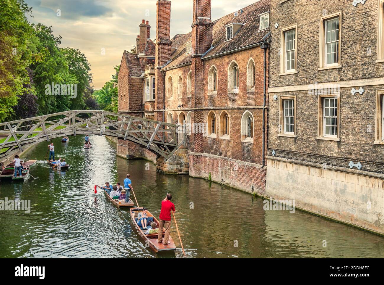Los estudiantes están golpeando en el río Cam de la ciudad universitaria medieval de Cambridge, Inglaterra Foto de stock