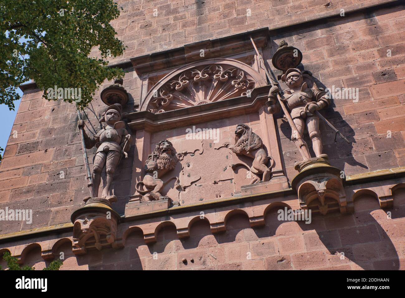 Observando impresionantes figuras de piedra tallada en la pared de un edificio de la ciudad en Heidelberg en el estado de Baden-Württemberg, Alemania Foto de stock