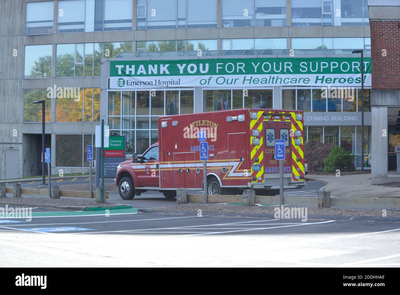 Concord, Massachusetts, EE.UU. 14 de noviembre de 2020. Una ambulancia se dirige hacia la entrada de emergencia del Hospital Emerson en Concord, MA. Crédito: Kenneth Martin/ZUMA Wire/Alamy Live News Foto de stock