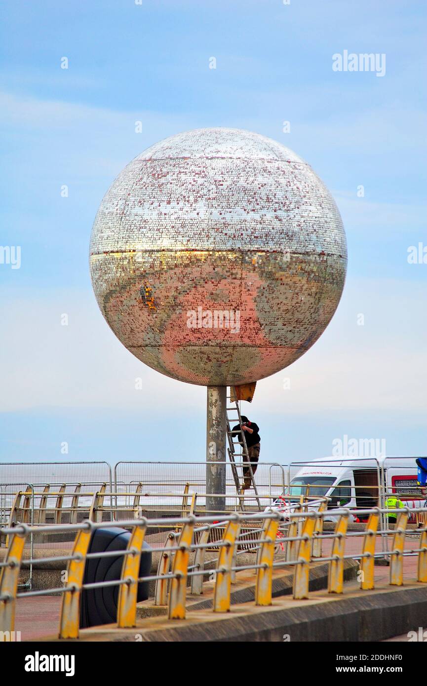La bola de espejo gigante en el paseo marítimo de Blackpool se toma para el mantenimiento y la sustitución de los 47.000 mirrors.The seis metros de diámetro 4,5 ton artwork''Ellos tiran caballos ¿No?' volveremos a la exposición en el verano de 2021 Foto de stock