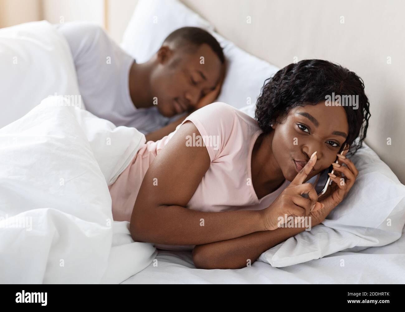 Mujer engañando a su marido, hablando con un amante por teléfono Fotografía de stock Foto porno