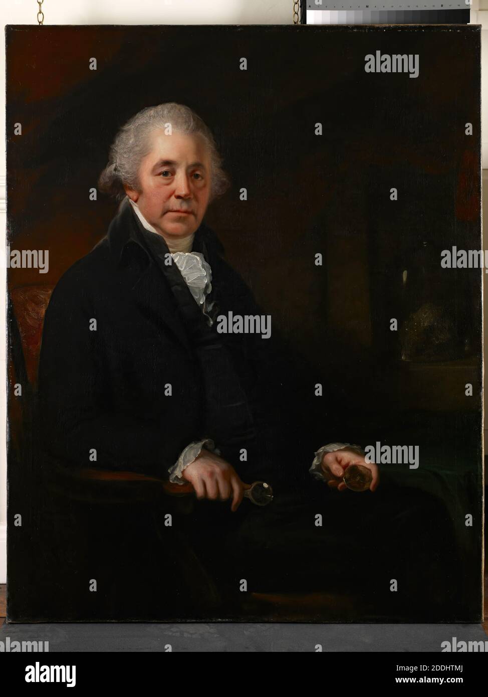 Retrato de Matthew Boulton, sosteniendo un ejemplo de Mineral Artista: Sir William Beechey d.1839 Matthew Boulton fue uno de los principales empresarios y visionarios del siglo XVIII. En colaboración con James Watt, en 1775, inició el desarrollo y la aplicación industrial del motor de vapor. En 1761 comenzó a construir su fábrica Soho Manufactory, donde fue pionero en técnicas revolucionarias de producción. También estableció la primera moneda de menta impulsada por vapor en el mundo, Pintura al aceite, Ciencia e Industria, Revolución Industrial, Sociedad Lunar, Diseño Industrial, Historia de Birmingham Foto de stock