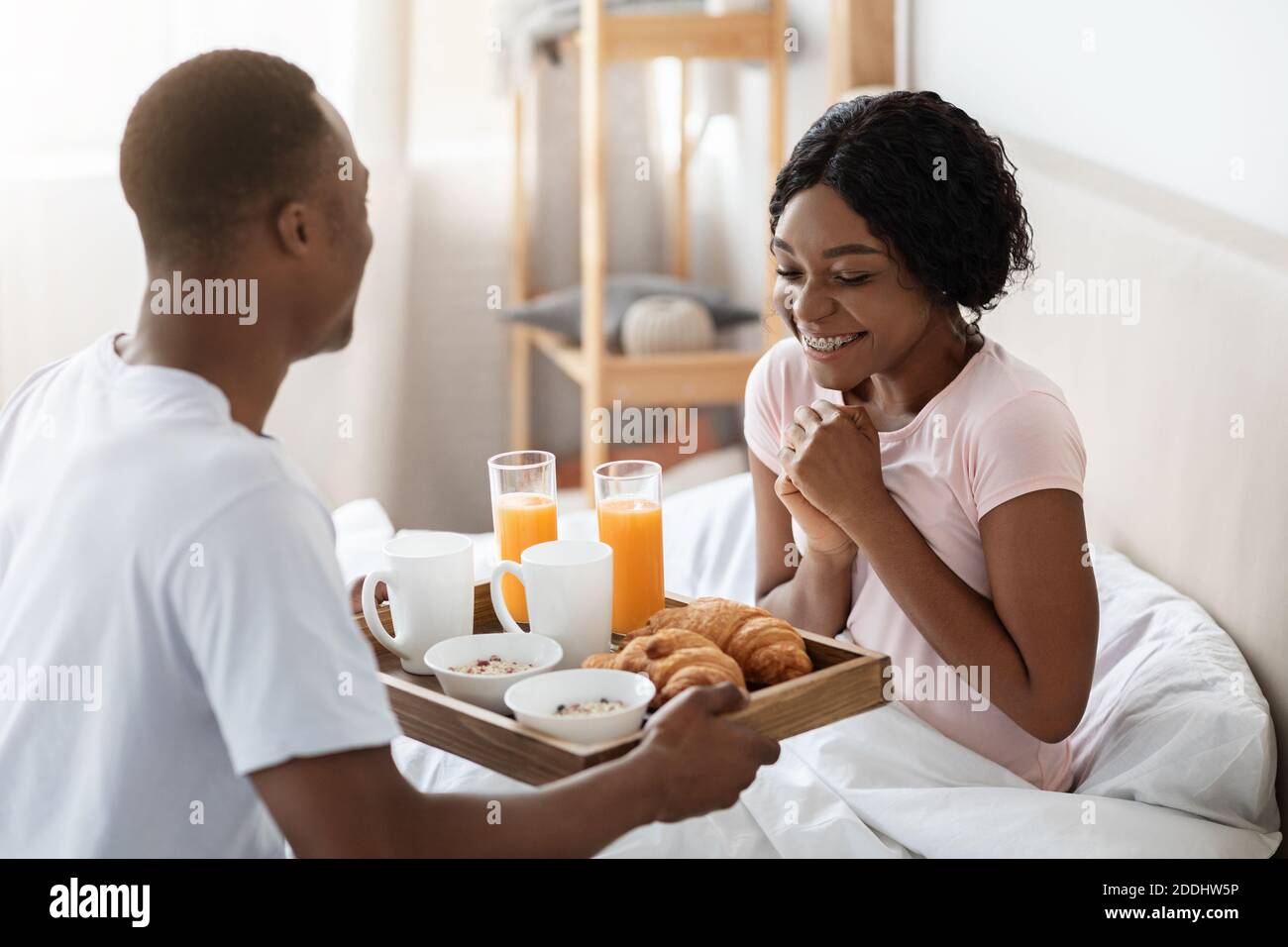 Marido romántico que trae el desayuno en la cama para su mujer Fotografía  de stock - Alamy