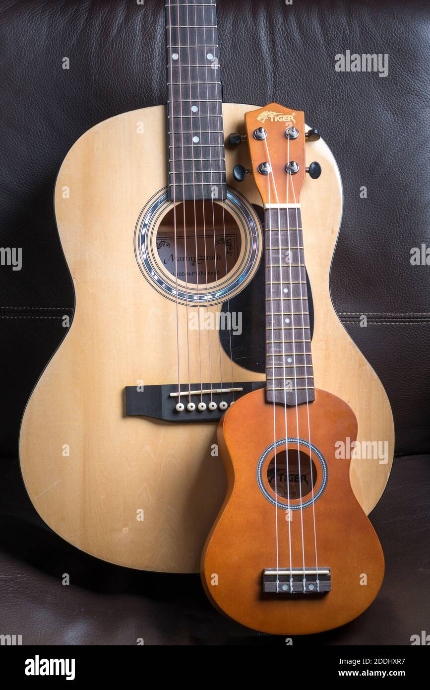 Gutar acústico y ukulele Foto de stock